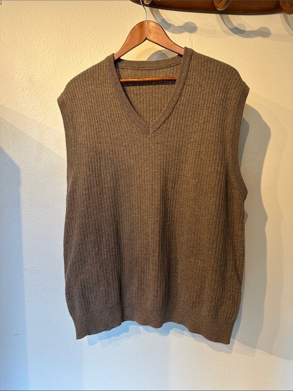 Men's V-Neck Ribbed Sweater Vest - Brown